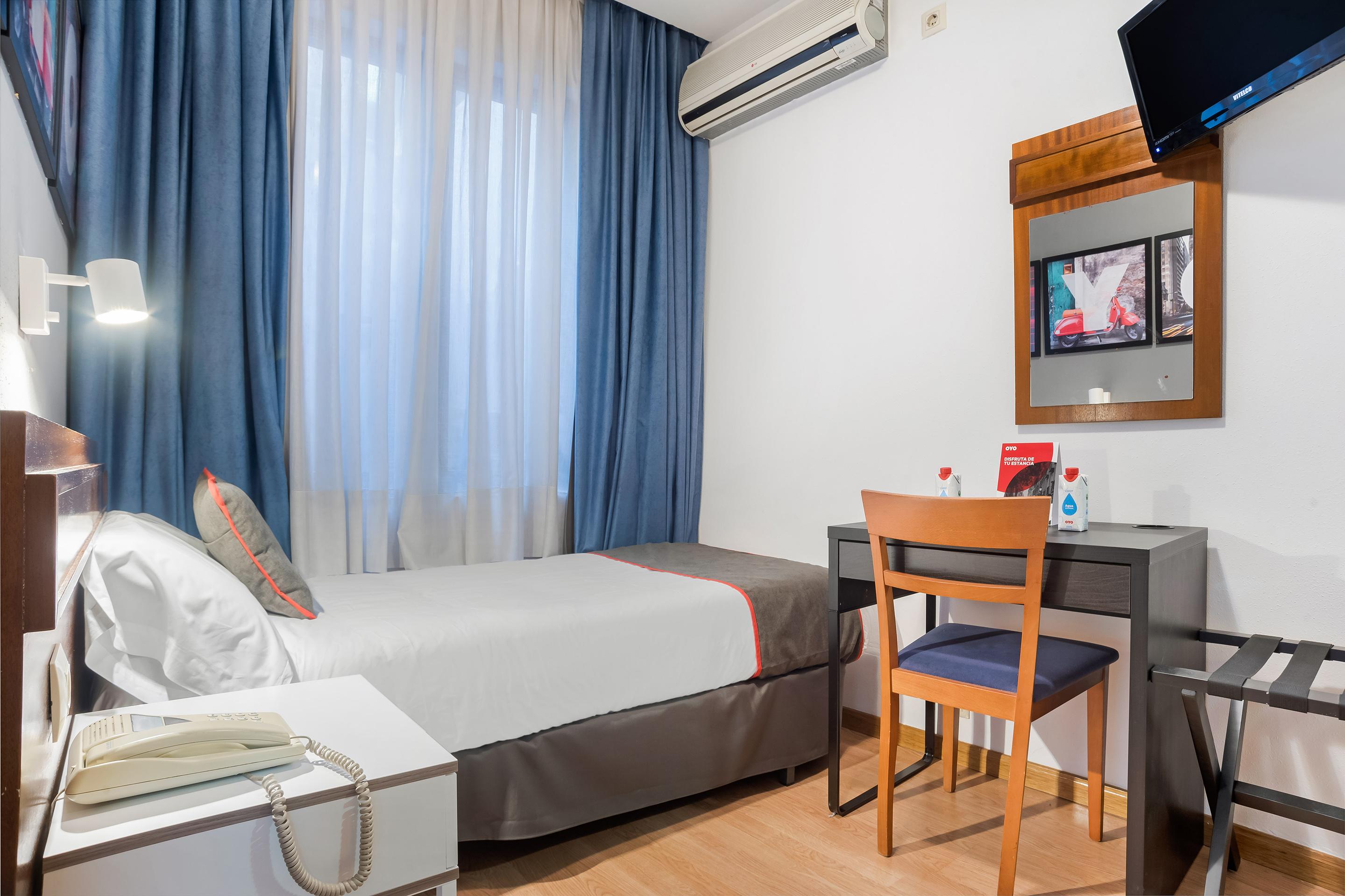Hostal Felipe V Madrid Exterior photo
